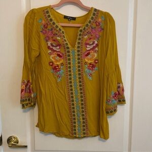 Cute women’s top size medium